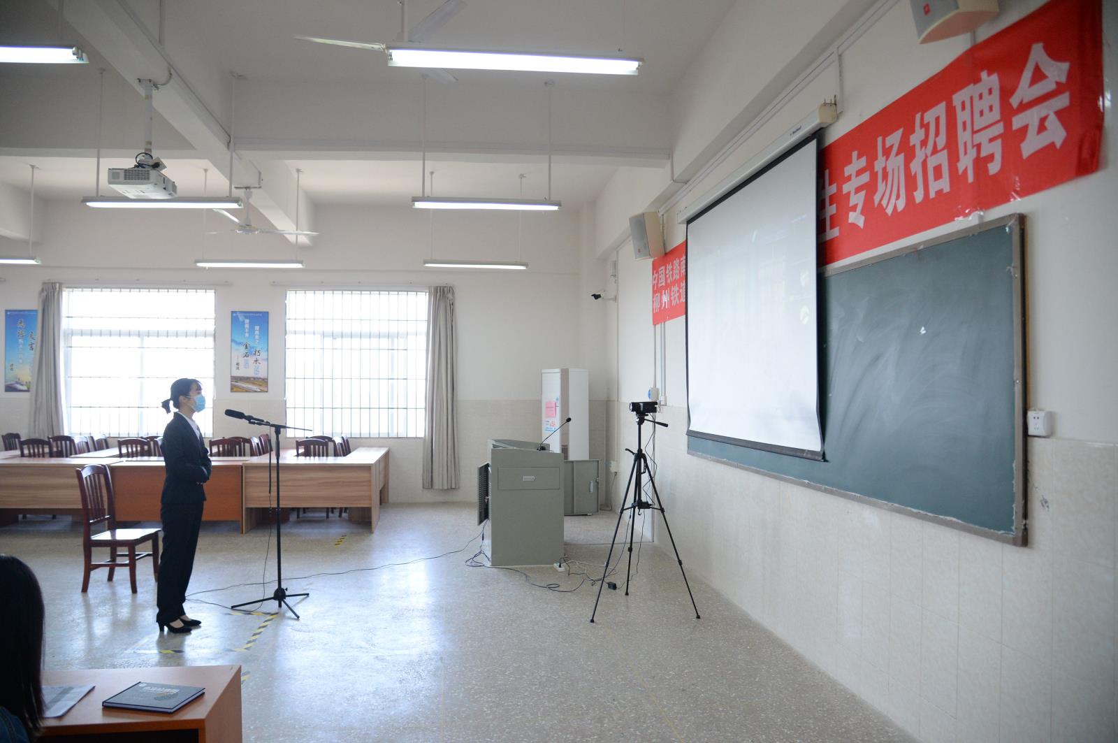 学校联合中国铁路广州局集团，组织毕业生参加“云”招聘会.jpg